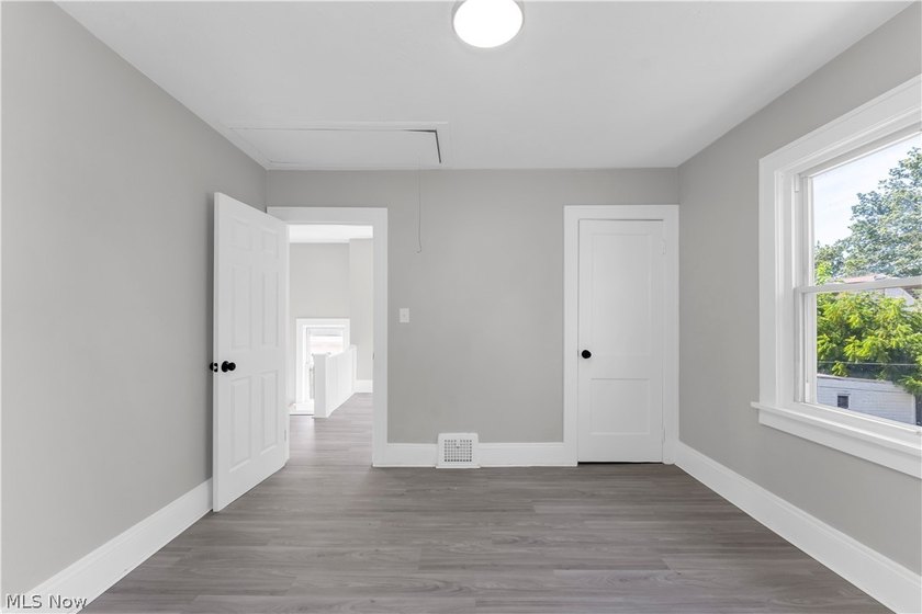 This beautifully renovated 3-bedroom, 2-bathroom home offers - photo 18