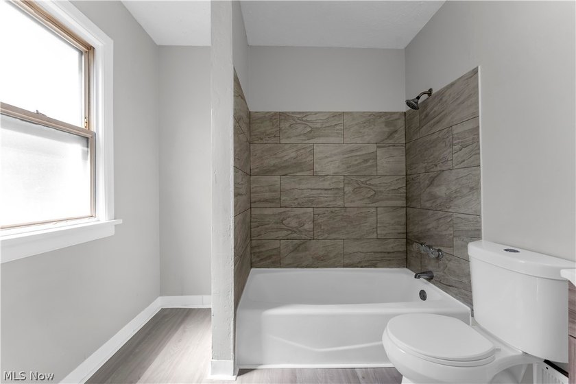 This beautifully renovated 3-bedroom, 2-bathroom home offers - photo 20