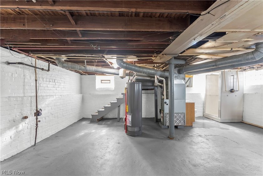 This beautifully renovated 3-bedroom, 2-bathroom home offers - photo 21