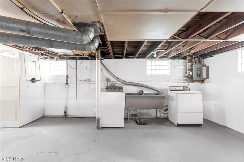 This beautifully renovated 3-bedroom, 2-bathroom home offers - photo 22