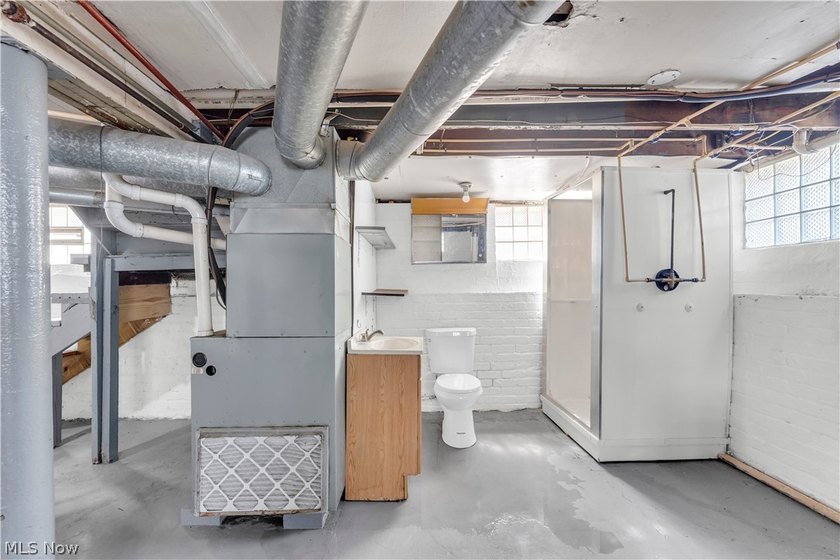 This beautifully renovated 3-bedroom, 2-bathroom home offers - photo 23