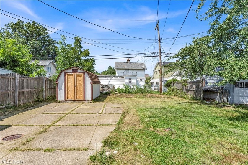 This beautifully renovated 3-bedroom, 2-bathroom home offers - photo 25