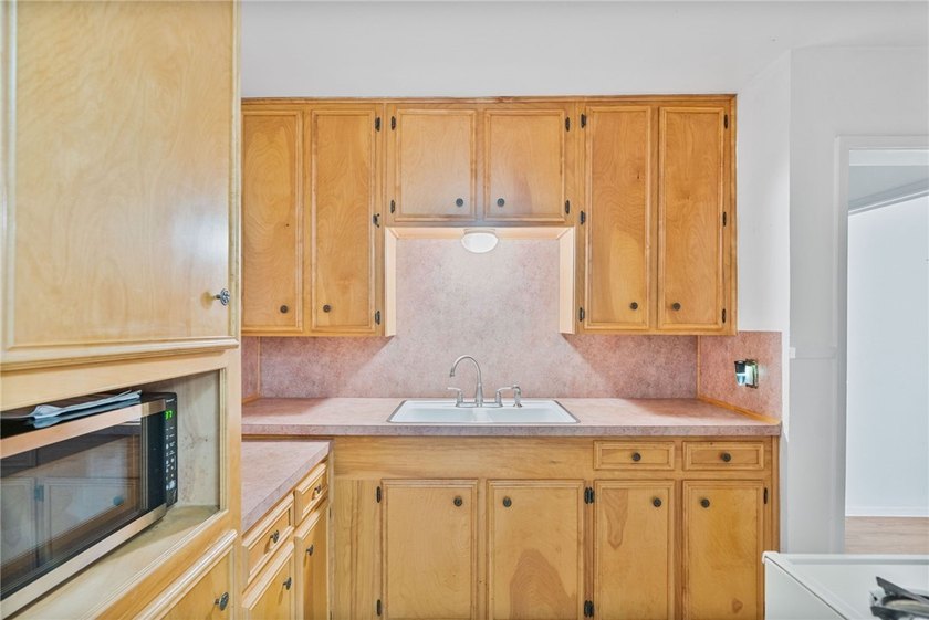 Welcome to this move-in ready gem, perfect for first-time - photo 10