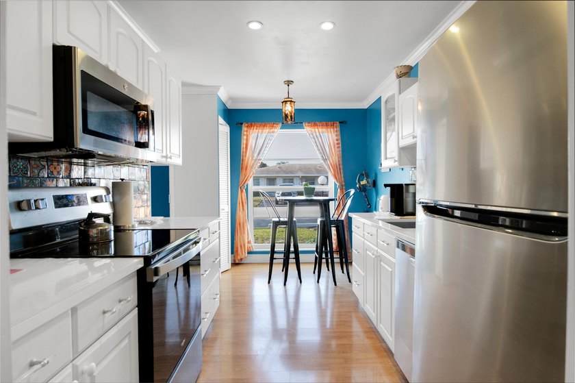 Welcome to this bright 2-bedroom, 2-bathroom condominium located - photo 11