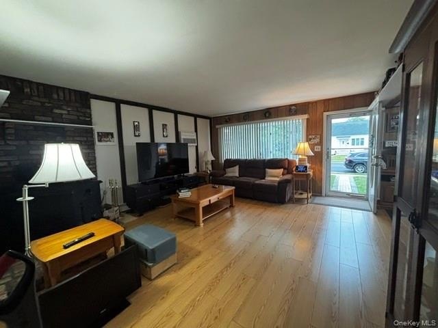 Lindenhurst Ranch, 3 Bedrooms, LR w/ Fireplace, Enclosed Sunroom - photo 15