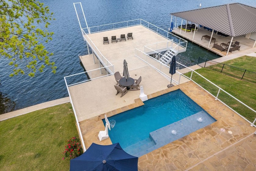 Life is better on Lake LBJ! This stylish custom-built lake house - photo 10