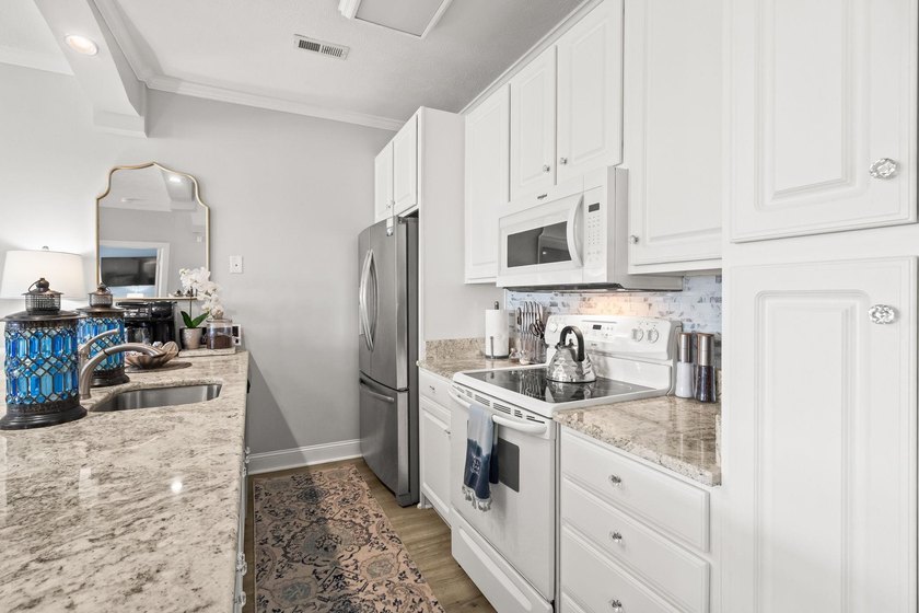 FULLY UPDATED,ELEVATOR BUILDING, PREFESSIONALLY FURNISHED, END - photo 17