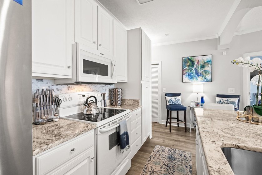 FULLY UPDATED,ELEVATOR BUILDING, PREFESSIONALLY FURNISHED, END - photo 18