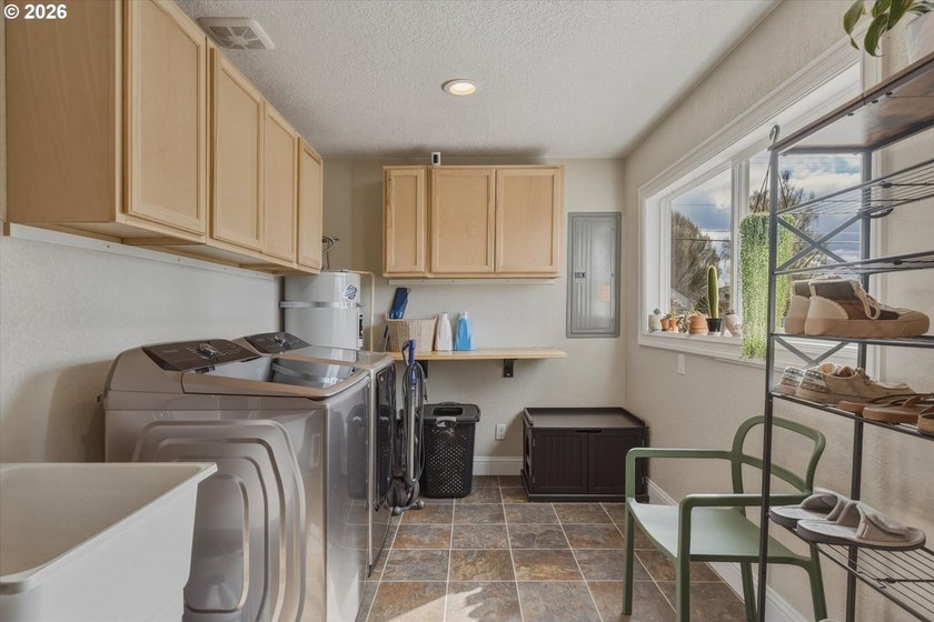 MOTIVATED SELLER - Wonderful 4 bedroom 2 full bathroom updated - photo 32