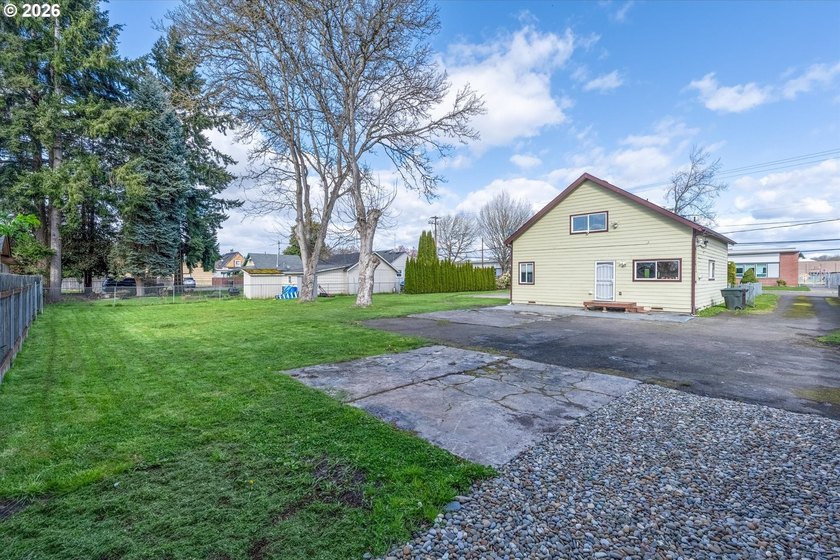 MOTIVATED SELLER - Wonderful 4 bedroom 2 full bathroom updated - photo 34