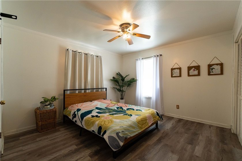 Motivated Seller! Charming 3-bedroom Corpus Christi home with a - photo 6