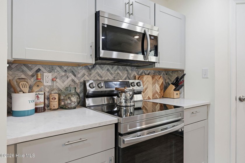 Motivated Seller--bring your offer! This beautifully maintained - photo 16