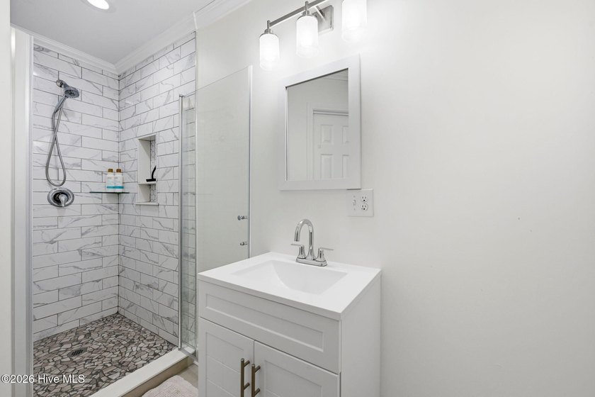Motivated Seller--bring your offer! This beautifully maintained - photo 27