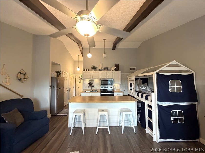Top-floor, fully remodeled showstopper 1-bedroom condo that - photo 12