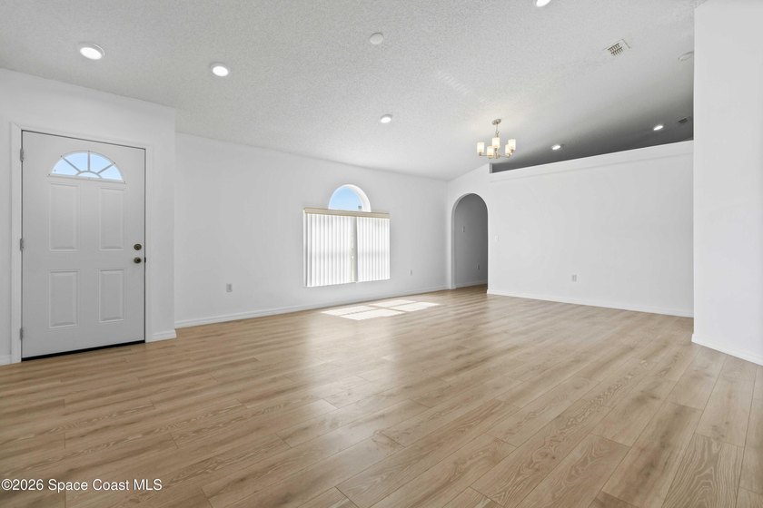 Welcome to your dream home! Remodeled and freshy painted - photo 3