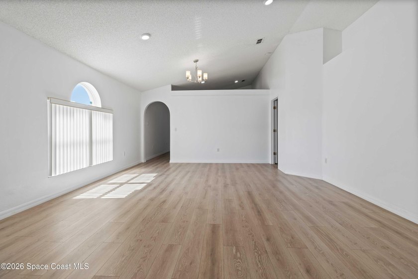 Welcome to your dream home! Remodeled and freshy painted - photo 4