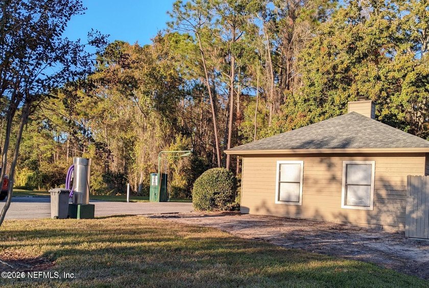 Move in ready 2 bedroom, 2 bath with attached 1 car garage and - photo 31