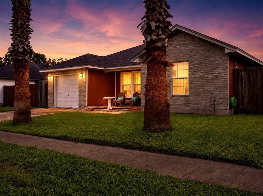Welcome home! This adorable 3 bedroom, 2 bathroom home is - photo 2