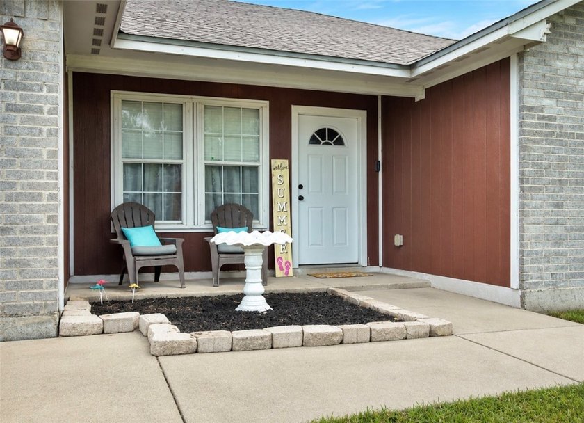 Welcome home! This adorable 3 bedroom, 2 bathroom home is - photo 3