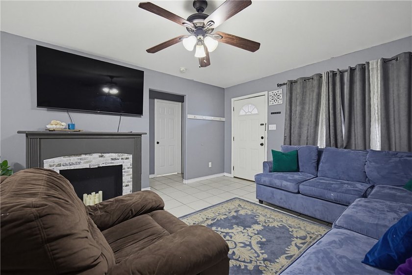 Welcome home! This adorable 3 bedroom, 2 bathroom home is - photo 4