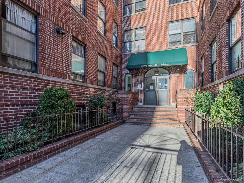 Welcome to 581 Acadamy Street # GLE. This beautiful renovated 1 - photo 14