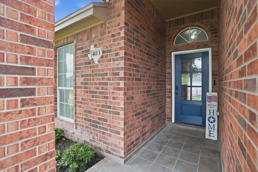 Welcome Home!!! Prepare to fall in love with this beautifully - photo 2