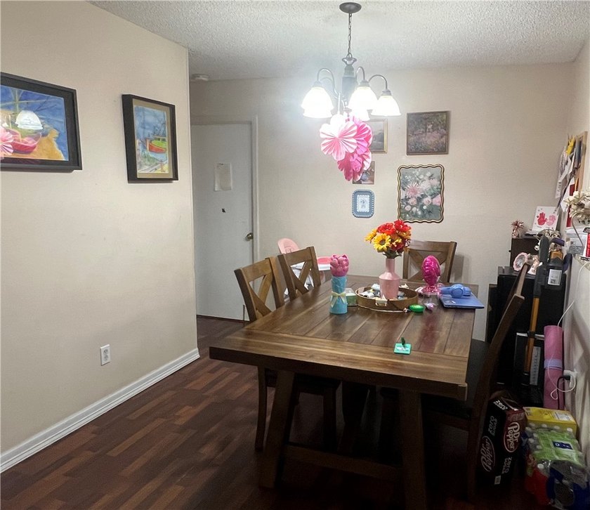 Great home located in Flour Bluff school district. Has three - photo 4