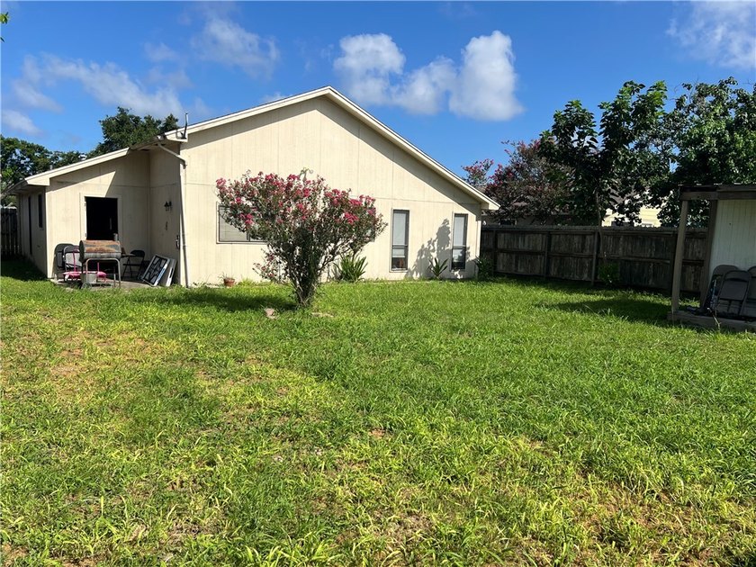 Great home located in Flour Bluff school district. Has three - photo 10