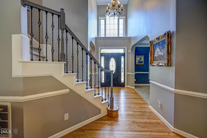 Perfect for entertainers alike, this beautiful all brick home - photo 5