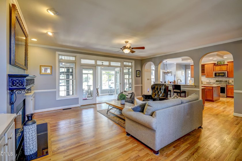 Perfect for entertainers alike, this beautiful all brick home - photo 9