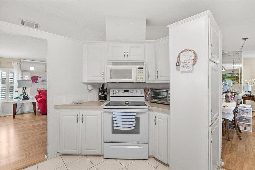 Charming Beachcomber model offering 2 spacious bedrooms, 2 baths - photo 14