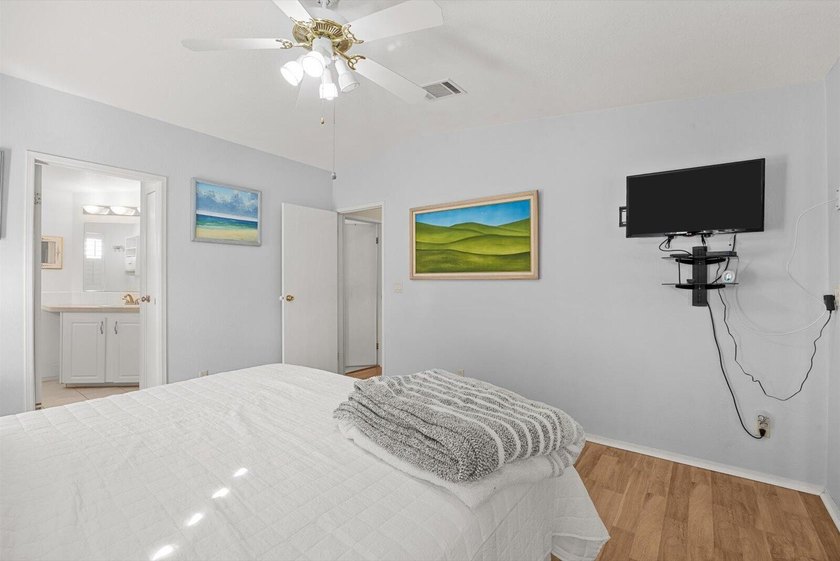 Charming Beachcomber model offering 2 spacious bedrooms, 2 baths - photo 18