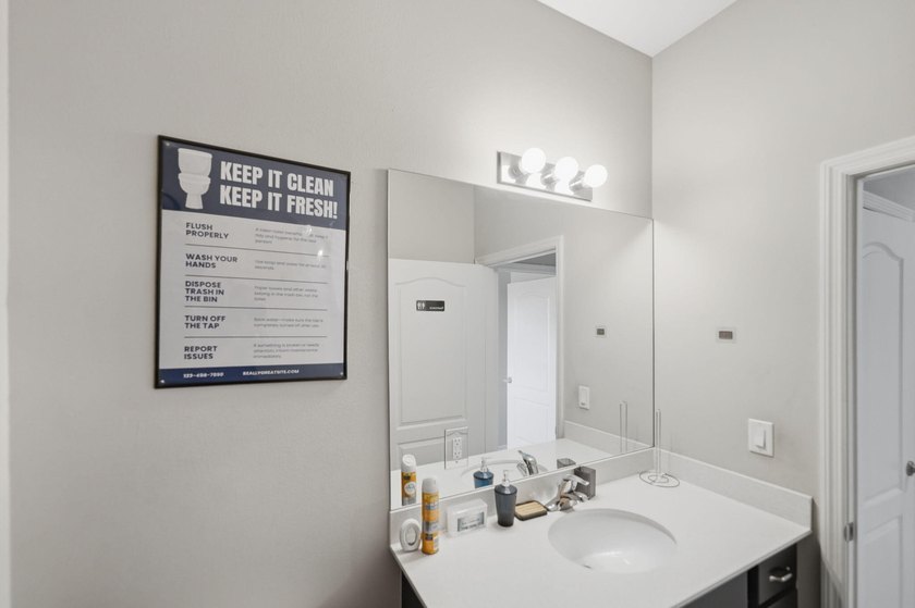 Welcome to this spacious 4-bedroom, 2-bathroom townhome built in - photo 31