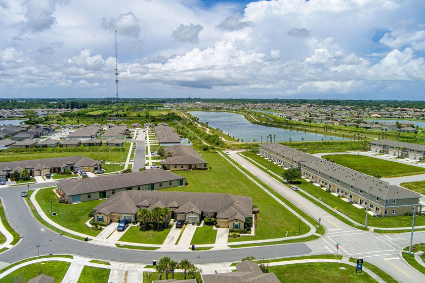 Welcome to this spacious 4-bedroom, 2-bathroom townhome built in - photo 40