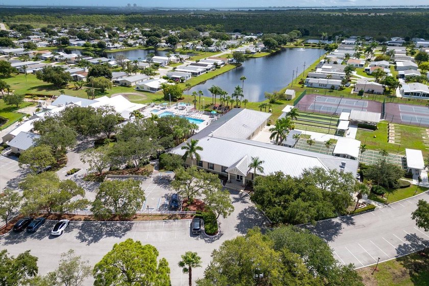 Charming Beachcomber model offering 2 spacious bedrooms, 2 baths - photo 41