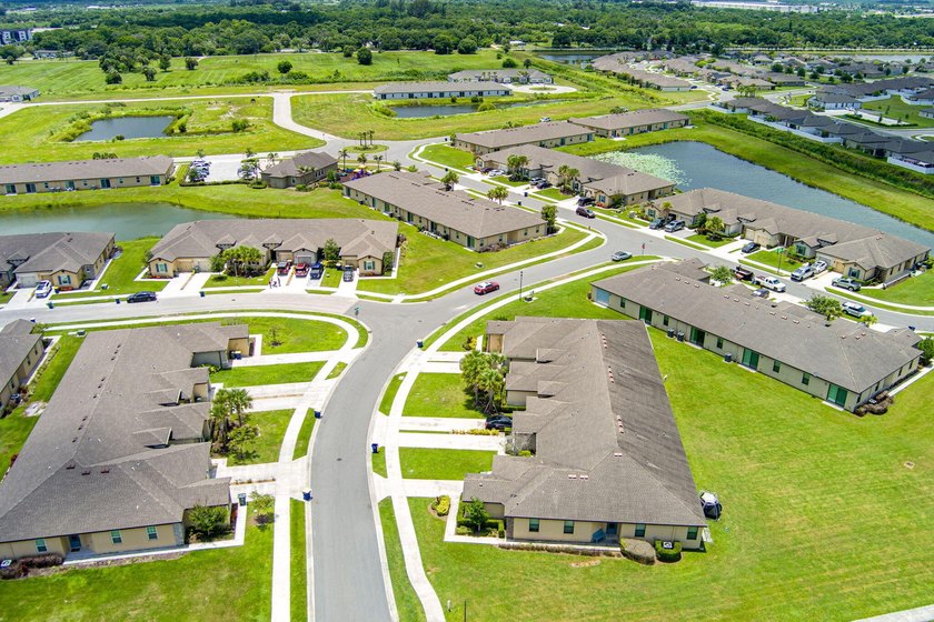 Welcome to this spacious 4-bedroom, 2-bathroom townhome built in - photo 42