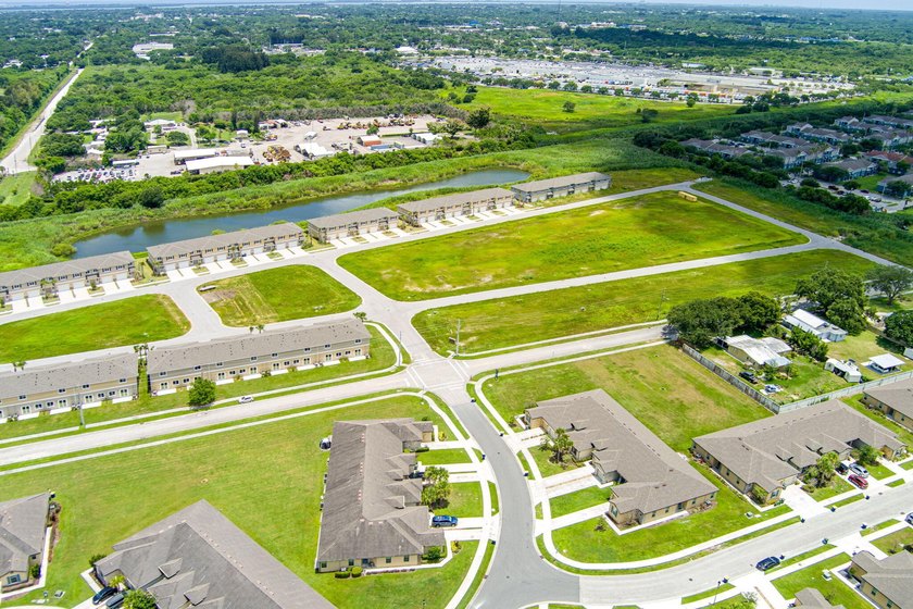 Welcome to this spacious 4-bedroom, 2-bathroom townhome built in - photo 48