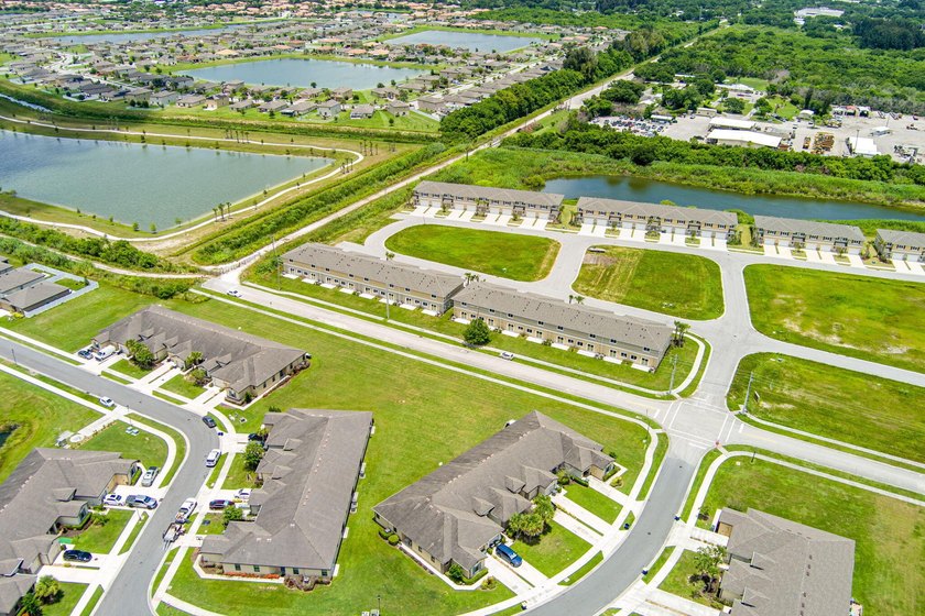 Welcome to this spacious 4-bedroom, 2-bathroom townhome built in - photo 50