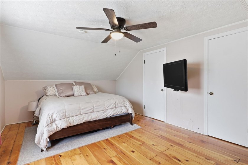 Welcome to 135 Glen Ellyn Way, a beautifully updated home - photo 14