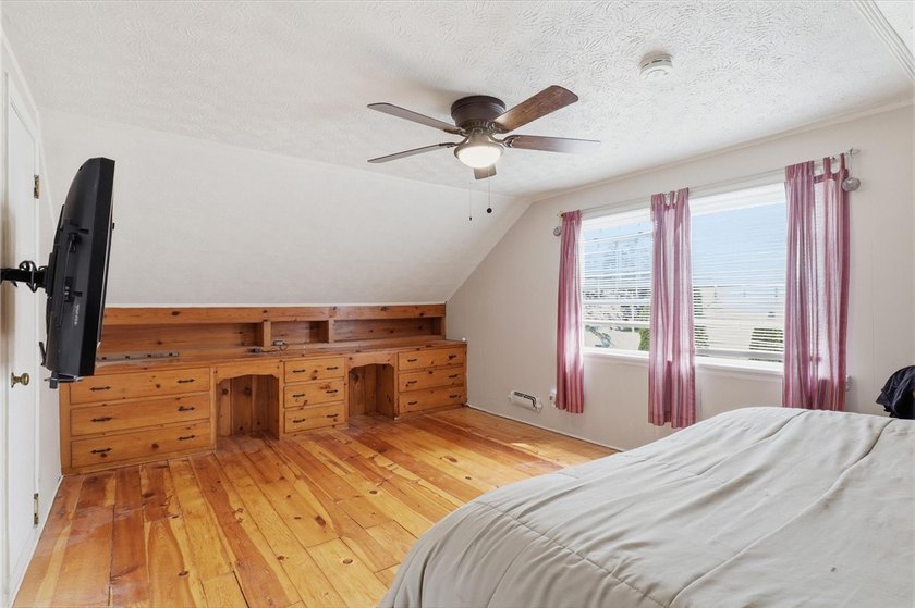 Welcome to 135 Glen Ellyn Way, a beautifully updated home - photo 15