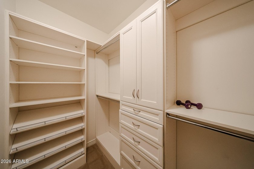 Beautiful 2 bed + den condo in the heart of Toscana, offering a - photo 12