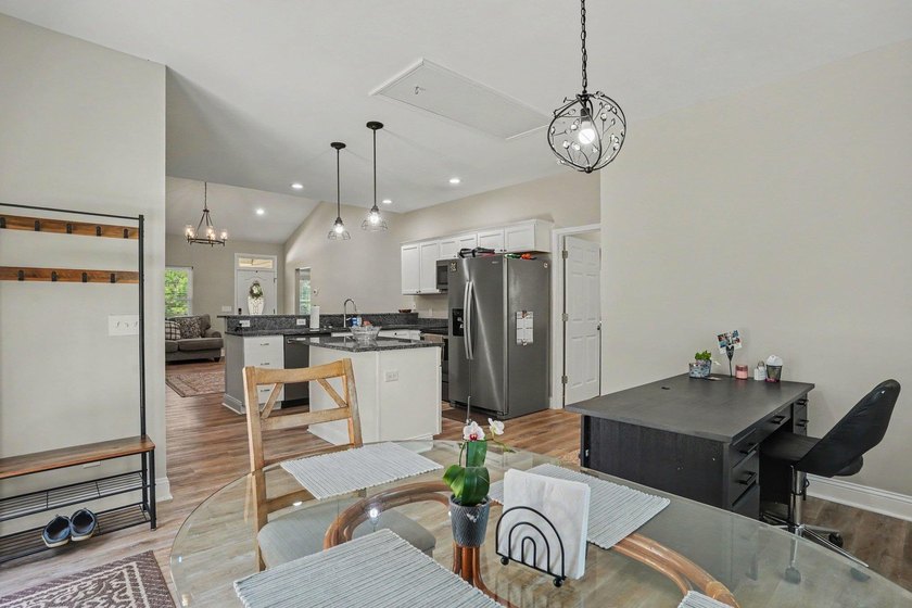 Welcome to this beautifully maintained one story, 3 bedroom, 2 - photo 14