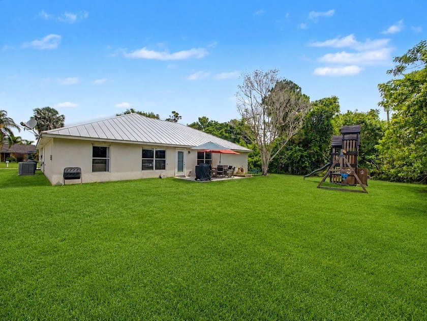 Move-in ready CBS home on a quiet street! Great location in the - photo 26
