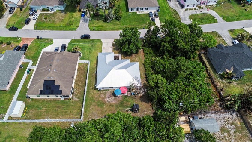 Move-in ready CBS home on a quiet street! Great location in the - photo 31