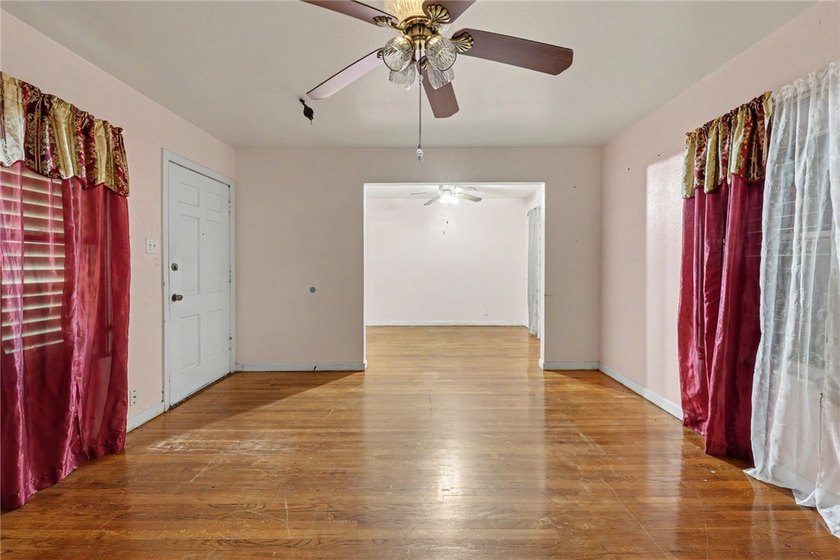 Welcome Home to this charming Two bedroom, One Bathroom Home- - photo 3