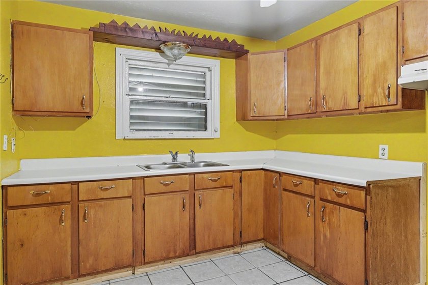 Welcome Home to this charming Two bedroom, One Bathroom Home- - photo 7