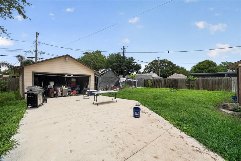 Charming three bed, two bath home with wood floors throughout - photo 2
