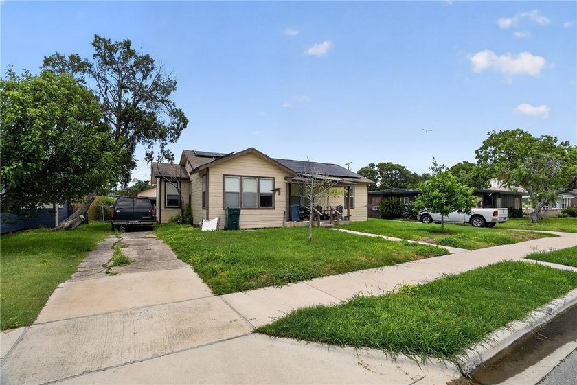 Charming three bed, two bath home with wood floors throughout - photo 3