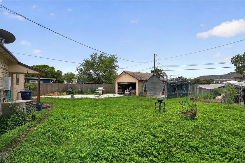 Charming three bed, two bath home with wood floors throughout - photo 4