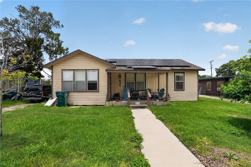 Charming three bed, two bath home with wood floors throughout - photo 5